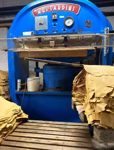 Hydraulic press for marking leather