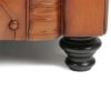 Gros plan sur pied d'un canapé Chesterfield en bois tourné et vernis de couleur noire